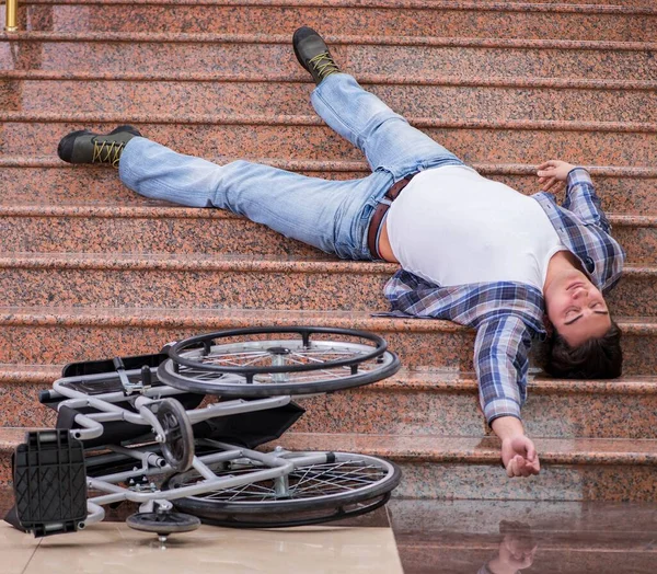 Behinderter Rollstuhlfahrer hat Probleme mit Treppe — Stockfoto