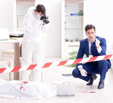 Adli tıp dedektifi suç mahallinde.