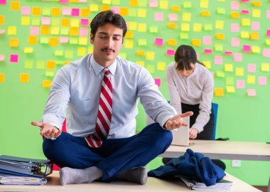 Ofiste birçok çelişkili öncelikleri olan kadın ve erkek var.