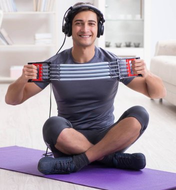 Adam direniş bandıyla spor yapıyor ve müzik dinliyor.