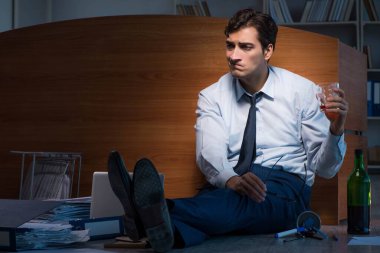 Stresli iş adamı depresyonda fazla mesai yapıyor.