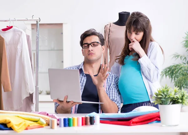 Hamile kadın yeni kıyafet için terziye gidiyor.