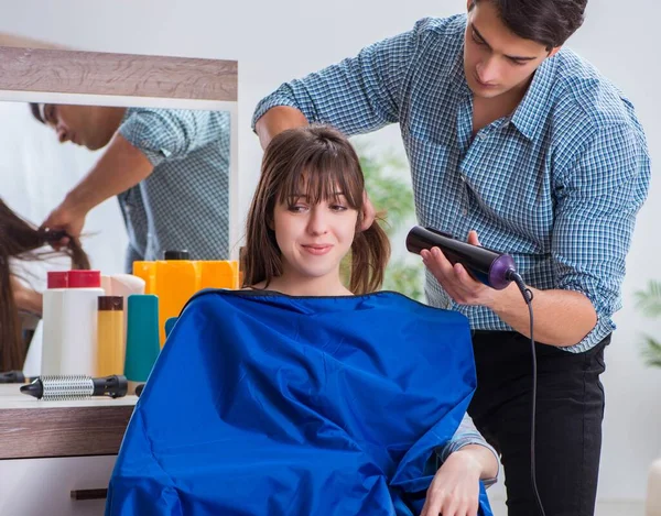 Homem masculino cabeleireiro fazendo corte de cabelo para mulher — Fotografia de Stock