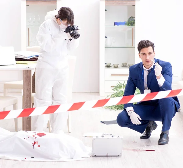 Adli tıp dedektifi suç mahallinde.