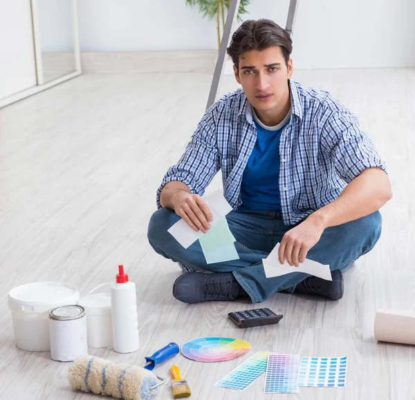 Joven gastando demasiado su presupuesto en un proyecto de renovación — Foto de Stock