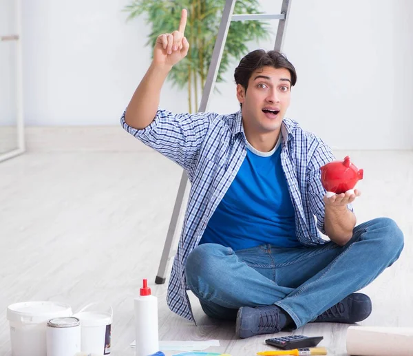 Joven gastando demasiado su presupuesto en un proyecto de renovación — Foto de Stock