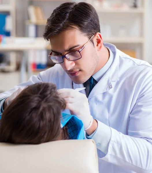 Zahnarztbesuch für regelmäßige Kontrolle und Füllung — Stockfoto