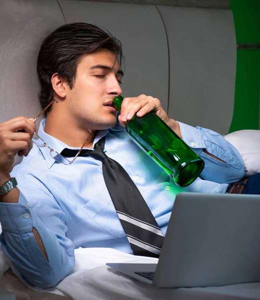 Jonge zakenman onder stress in de slaapkamer 's nachts — Stockfoto