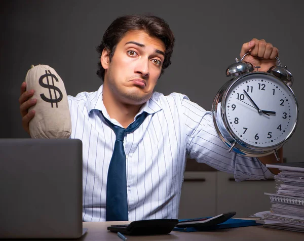 Jovem gerente financeiro trabalhando até tarde da noite no escritório — Fotografia de Stock