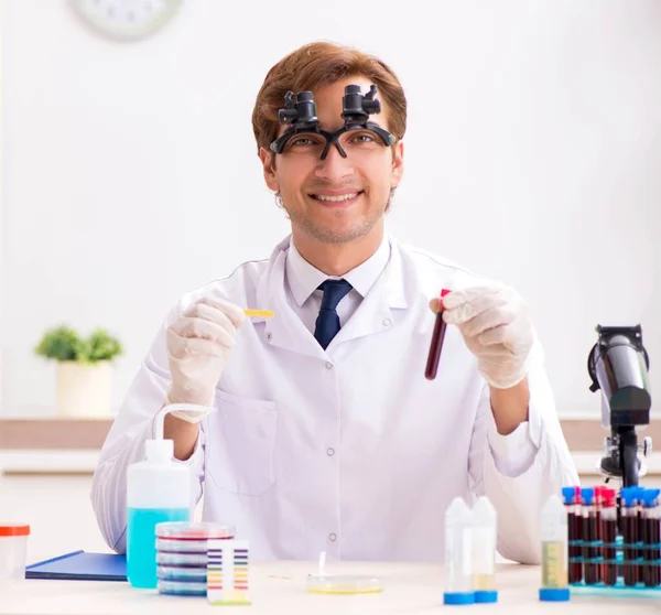 Chemicaliën in het lab controleren met ph strips — Stockfoto