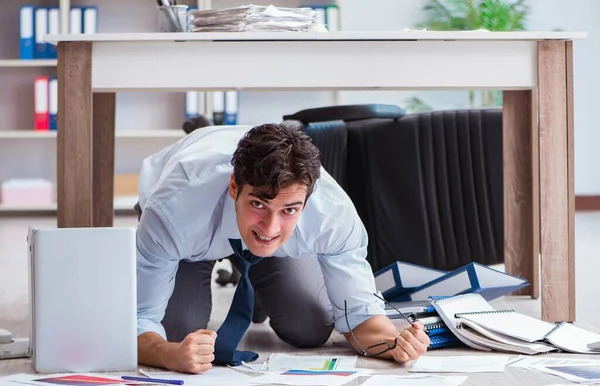 Uomo d'affari in bancarotta arrabbiato nel pavimento dell'ufficio — Foto Stock