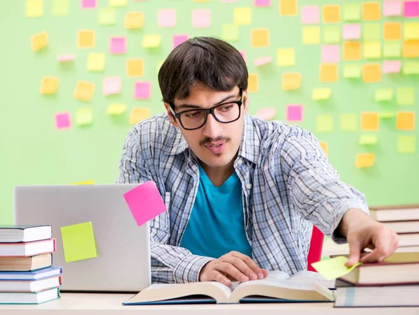 Studente con molte priorità contrastanti — Foto Stock