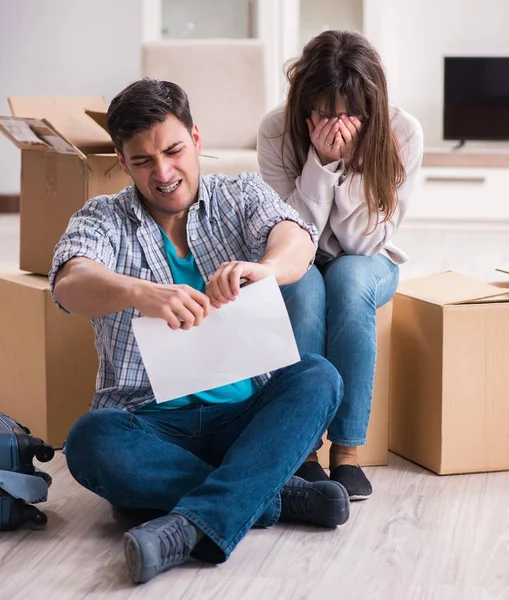 Joven pareja recibiendo carta de aviso de ejecución hipotecaria — Foto de Stock