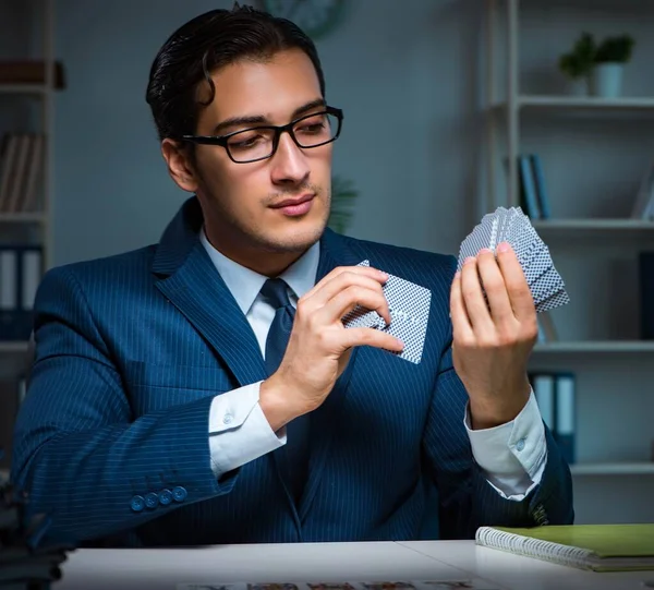 Jonge zakenmensen spelen te laat op kantoor — Stockfoto