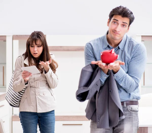 Jeune couple économiser de l'argent pour les nouveaux meubles — Photo