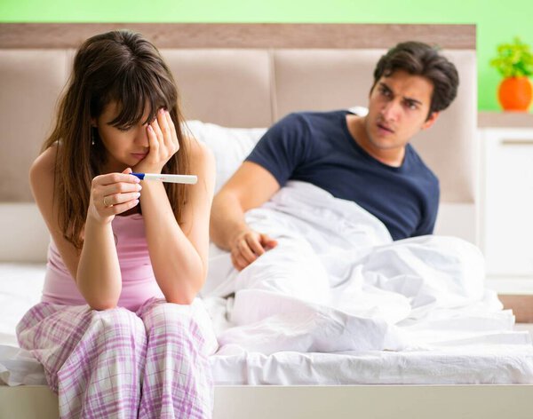 Молодая замужняя женщина с результатами теста