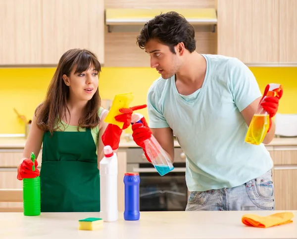 Giovane coppia che lavora in cucina — Foto Stock