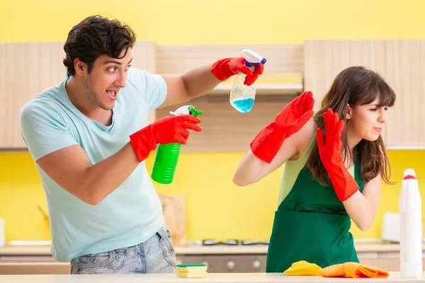 Jovem casal trabalhando na cozinha — Fotografia de Stock