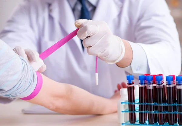 Paciente durante el procedimiento de toma de muestras de sangre para su análisis — Foto de Stock