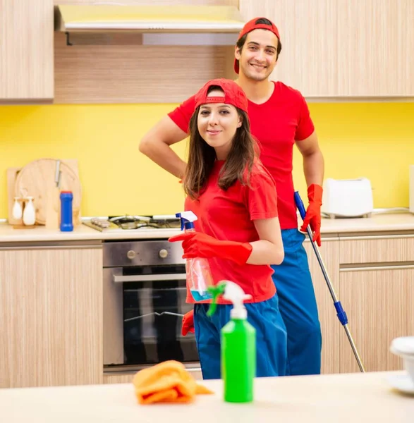 Empreiteiros profissionais de limpeza que trabalham na cozinha — Fotografia de Stock