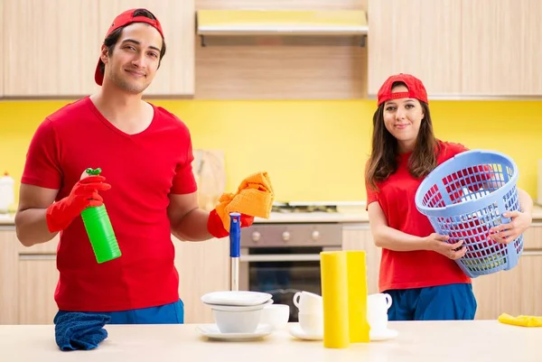 Уборка профессиональных подрядчиков, работающих на кухне — стоковое фото