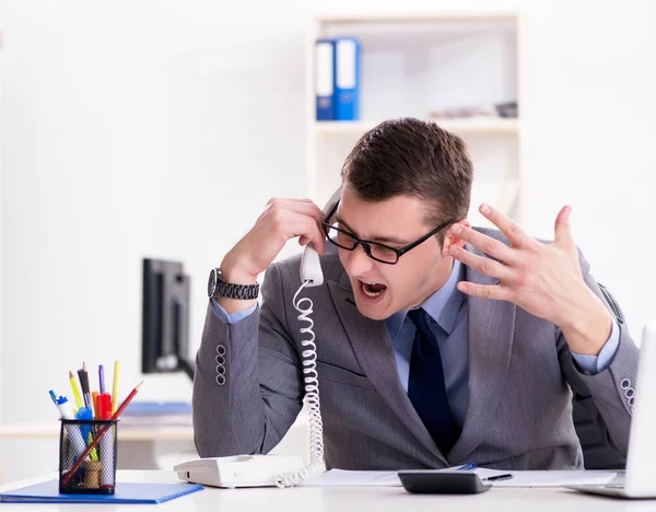 Empregado empresário falando no telefone do escritório — Fotografia de Stock