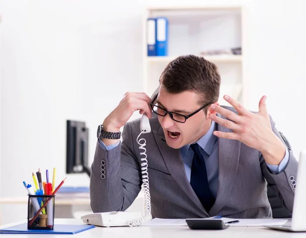 Employé d'affaires parlant sur le téléphone de bureau — Photo