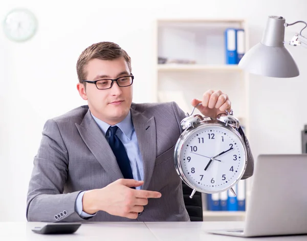 Zakenman werknemer in urgentie en deadline concept met alarm — Stockfoto