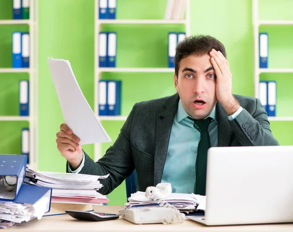 Podnikatel naštvaný nadměrnou prací sedí v kanceláři — Stock fotografie