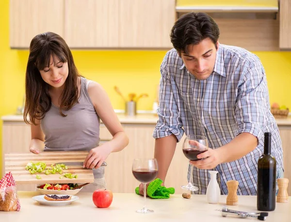 Casal jovem celebrando aniversário de casamento na cozinha — Fotografia de Stock