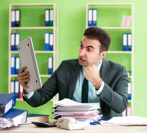 Επιχειρηματίας θυμωμένος με την υπερβολική εργασία κάθεται στο γραφείο — Φωτογραφία Αρχείου