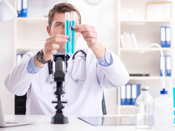 Médico varón mirando los resultados de laboratorio en el hospital —  Fotos de Stock