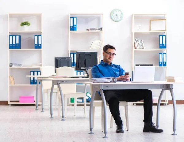 Knappe zakenman werknemer zit aan zijn bureau in kantoor — Stockfoto