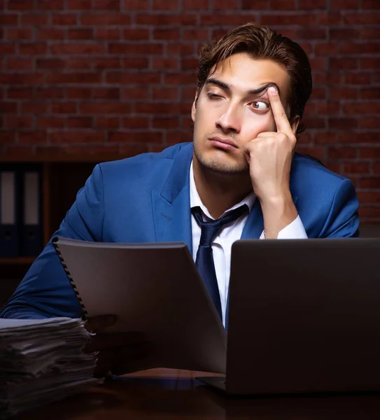 Jungunternehmer arbeitet nachts im Büro — Stockfoto