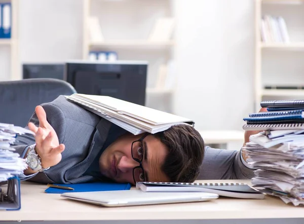 Sobrecargado con el empleado de trabajo bajo carga de papeleo —  Fotos de Stock