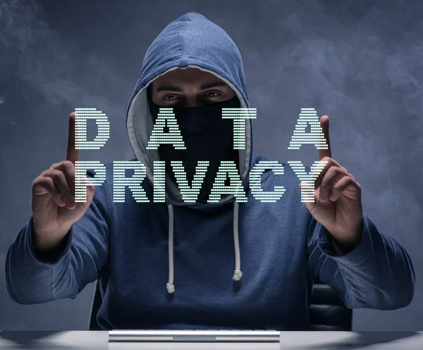 Dataskydd koncept med hacker stjäla personlig information — Stockfoto