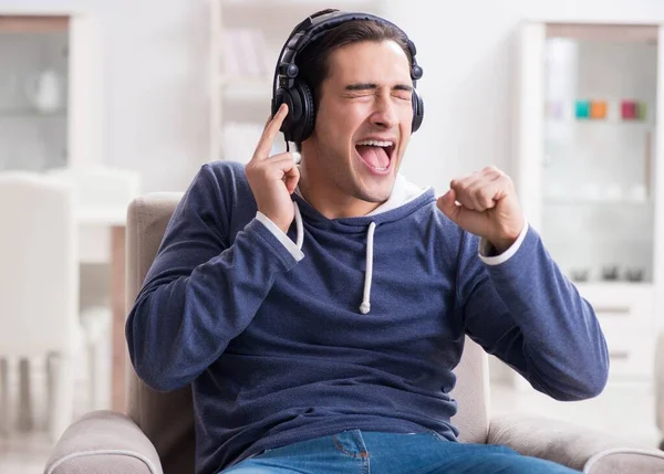 Joven escuchando música en casa —  Fotos de Stock