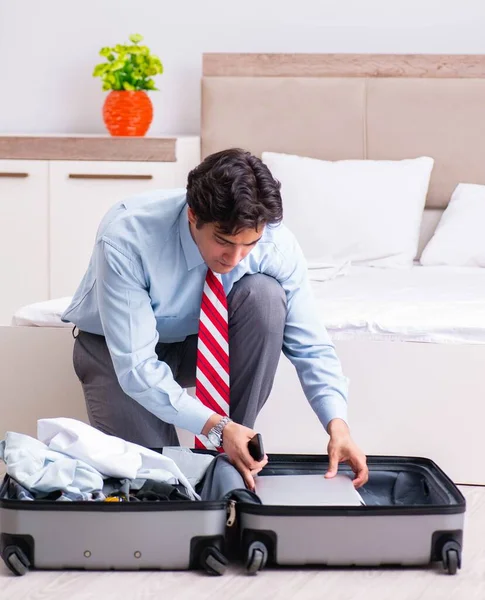 Joven hombre de negocios guapo preparándose para el viaje —  Fotos de Stock