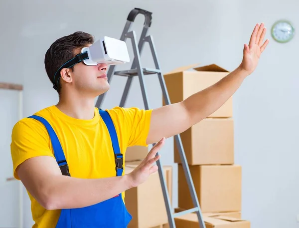 Schilderaannemer werkt met virtual reality brillen — Stockfoto