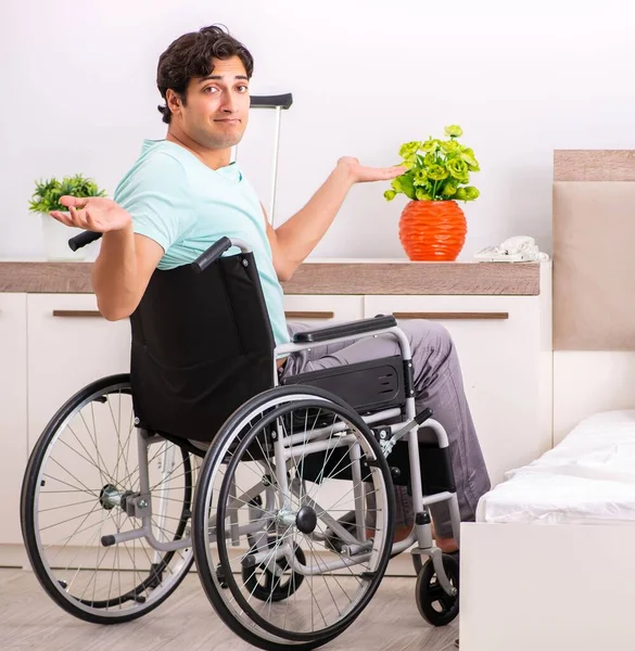 Mladý pohledný zdravotně postižený muž zotavuje doma — Stock fotografie