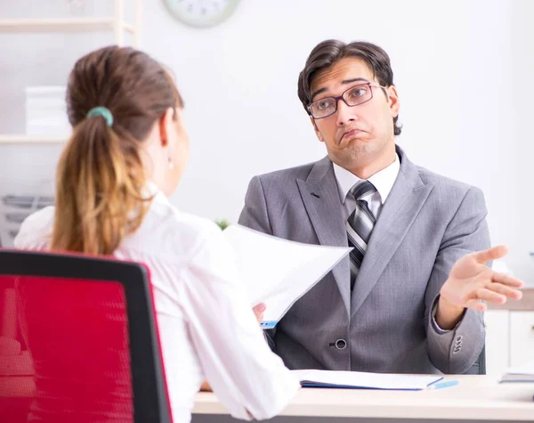 Man and woman discussing in office — Stock Photo, Image