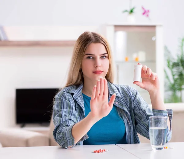 Žena si bere pilulky, aby zvládla bolest — Stock fotografie