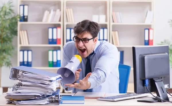 Стресовий бізнесмен працює в офісі — стокове фото