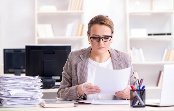 Geschäftsfrau mit laufendem Papierkram sehr beschäftigt — Stockfoto