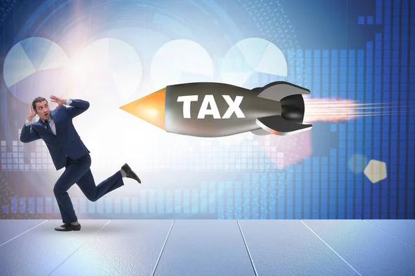 Concept d'impôt avec homme d'affaires poursuivi par fusée — Photo