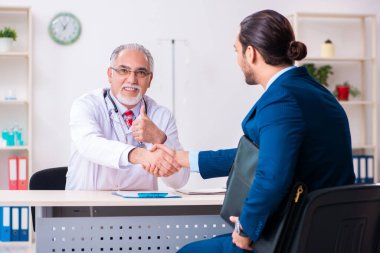 Erkek doktor ve iş adamı tıbbi projeyi tartışıyor