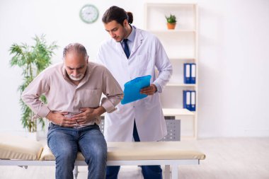 Yaşlı hasta genç erkek doktoru ziyaret ediyor.