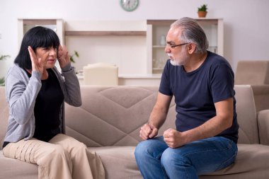 Yaşlı çift evde tartışıyor.