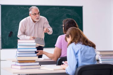 Eski kimya öğretmeni ve iki öğrenci sınıfta.