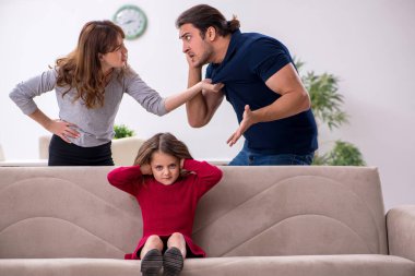 Genç bir çift ve aile içi çatışma konsepti.